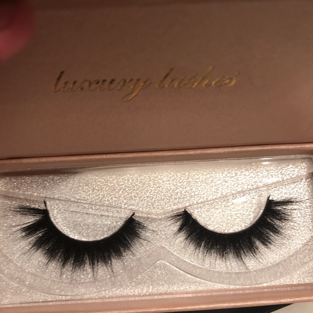 Dramatic false lashes